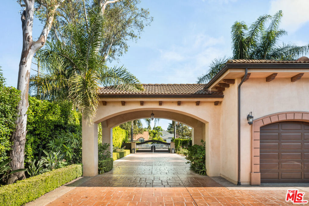 13845 Magnolia Boulevard