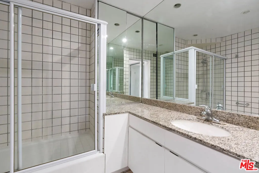 West Hollywood, California 90069, United States, 1 Bedroom Bedrooms, ,2 BathroomsBathrooms,Residential,Active,136335