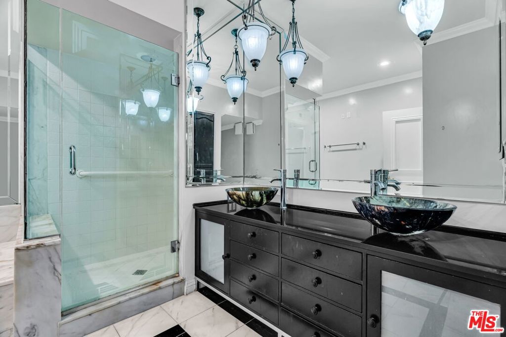 1124 N Kings Road 102