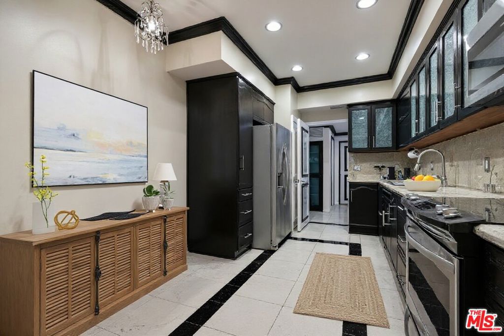 1124 N Kings Road 102