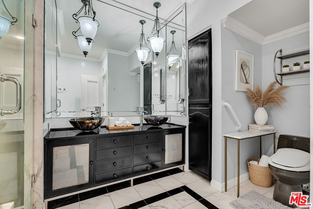 1124 N Kings Road 102