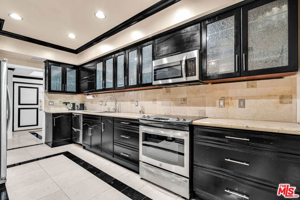 1124 N Kings Road 102