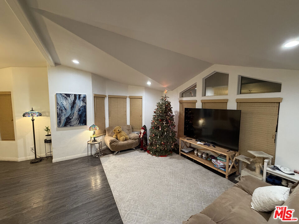 4201 Topanga Canyon Boulevard 28