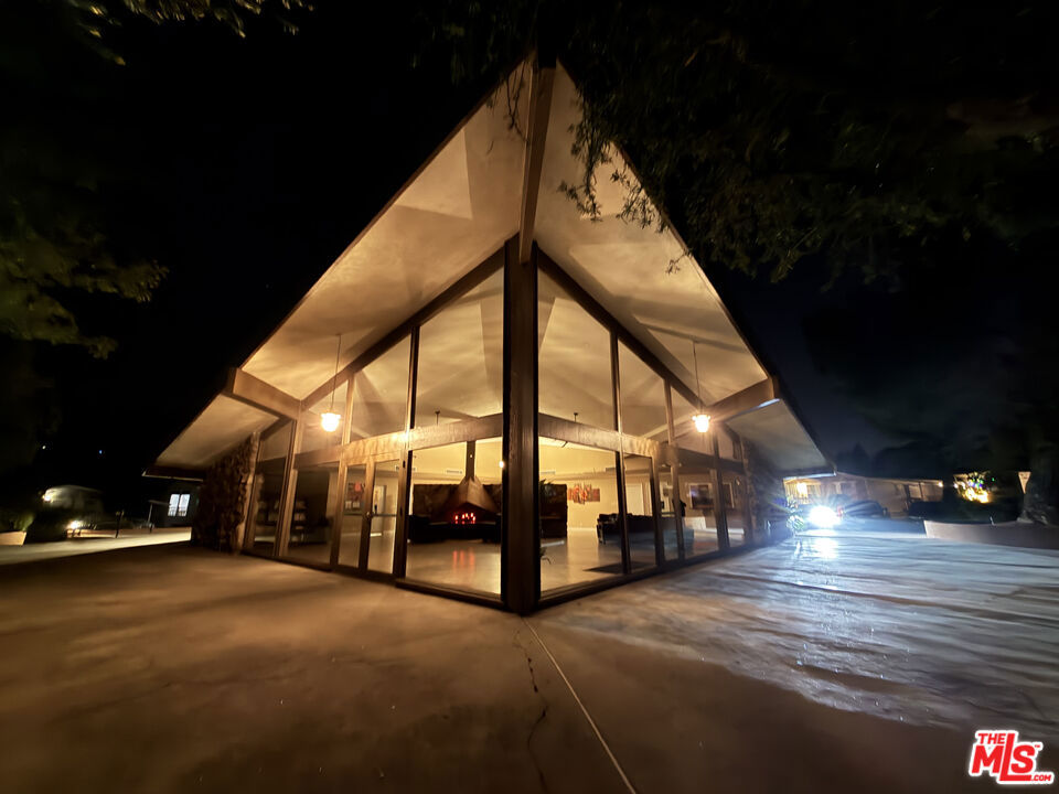 4201 Topanga Canyon Boulevard 28