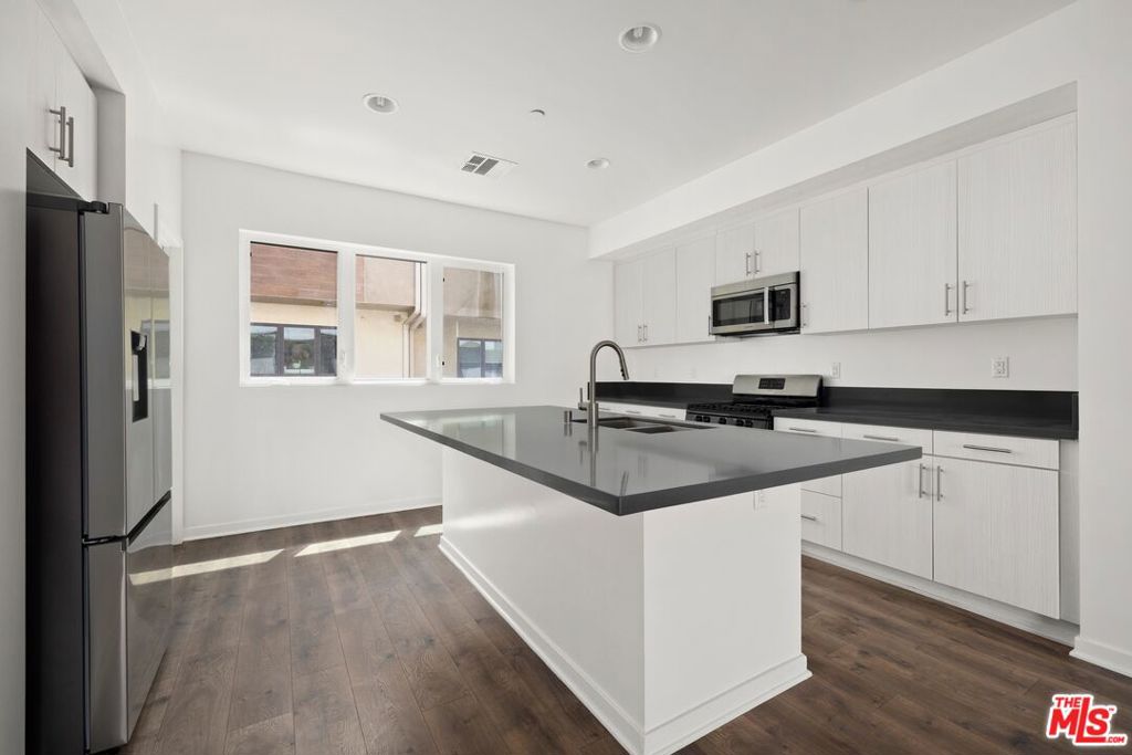 2930 Rowena Avenue 2