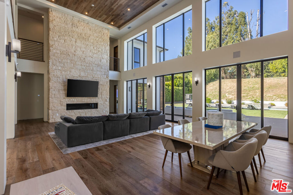 4607 Vanalden Avenue