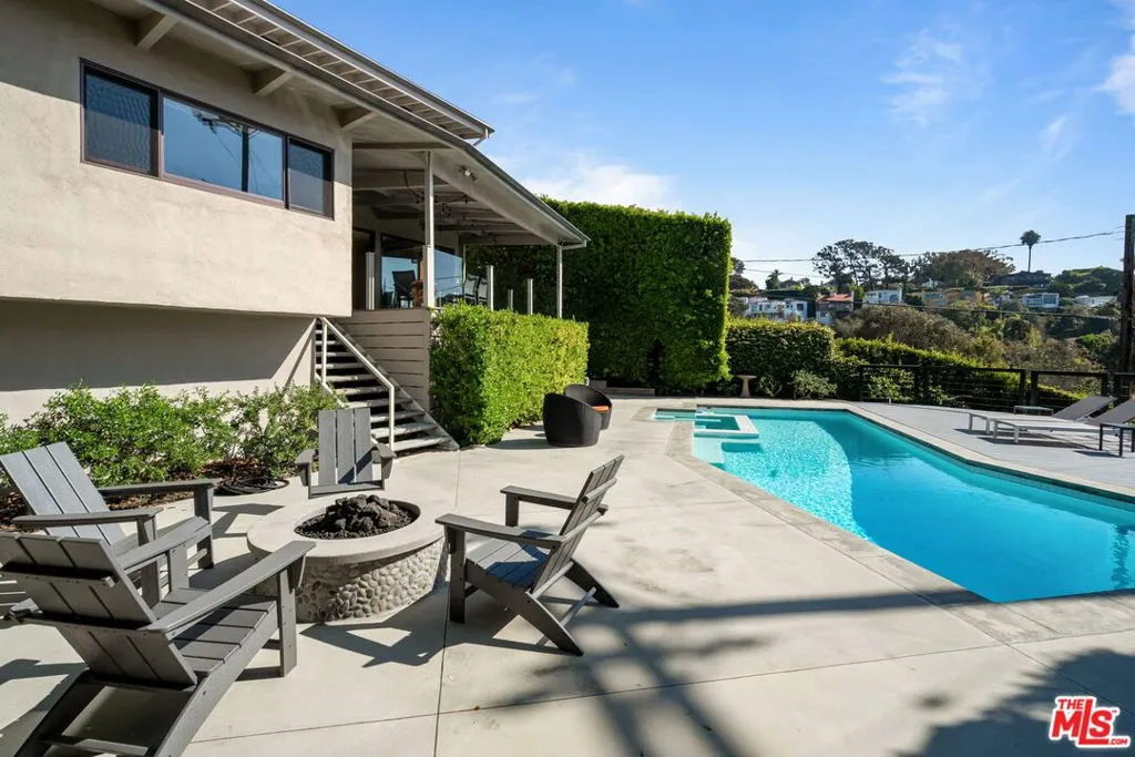 Santa Monica, California 90402, United States, 4 Bedrooms Bedrooms, ,3 BathroomsBathrooms,Residential,Active,240273