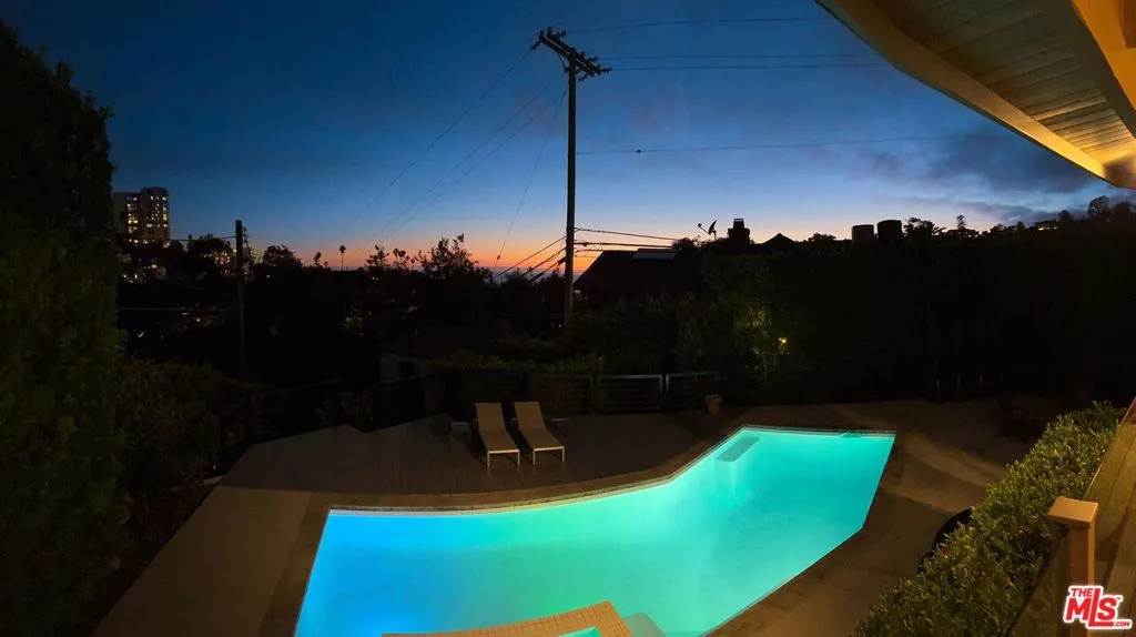 Santa Monica, California 90402, United States, 4 Bedrooms Bedrooms, ,3 BathroomsBathrooms,Residential,Active,240273