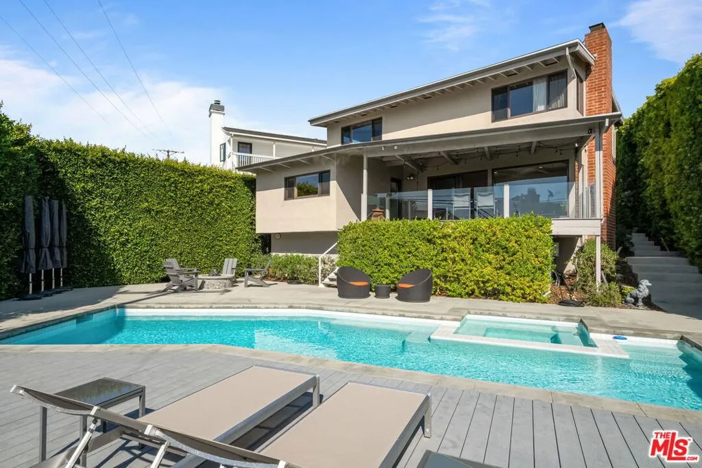 Santa Monica, California 90402, United States, 4 Bedrooms Bedrooms, ,3 BathroomsBathrooms,Residential,Active,240273