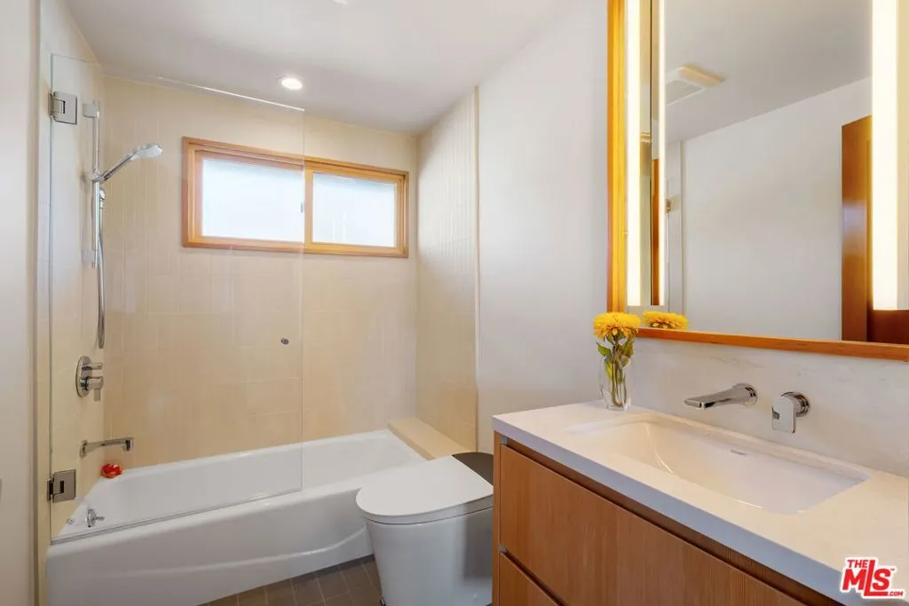 Santa Monica, California 90402, United States, 4 Bedrooms Bedrooms, ,3 BathroomsBathrooms,Residential,Active,240273