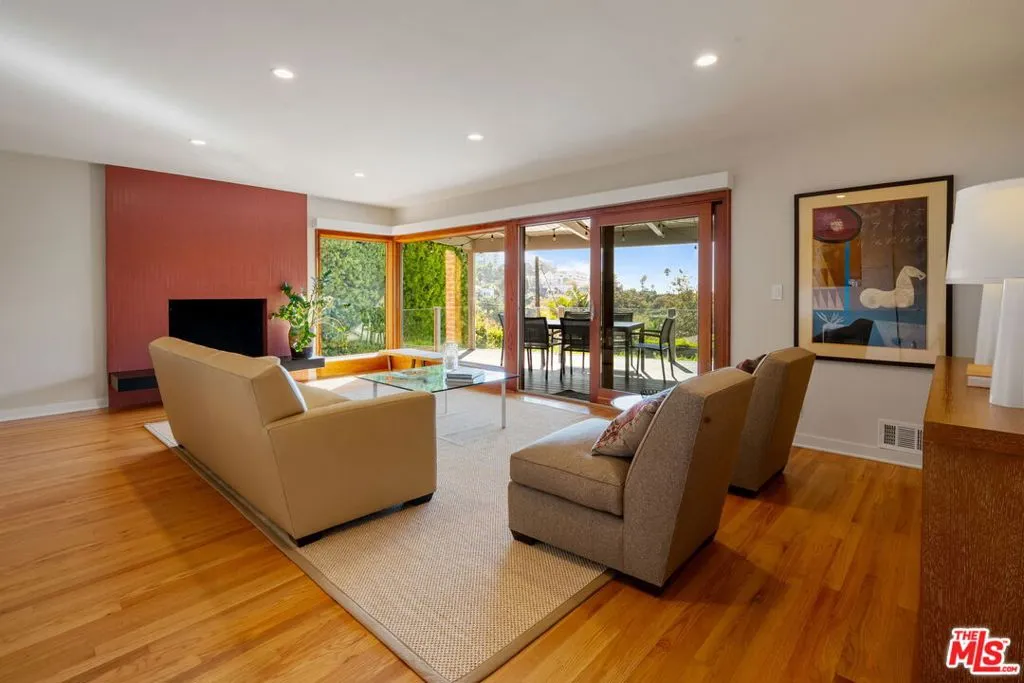 Santa Monica, California 90402, United States, 4 Bedrooms Bedrooms, ,3 BathroomsBathrooms,Residential,Active,240273