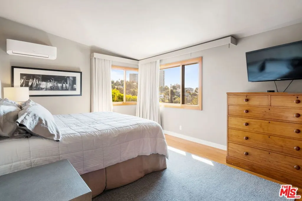 Santa Monica, California 90402, United States, 4 Bedrooms Bedrooms, ,3 BathroomsBathrooms,Residential,Active,240273