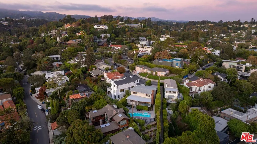 Santa Monica, California 90402, United States, 4 Bedrooms Bedrooms, ,3 BathroomsBathrooms,Residential,Active,240273