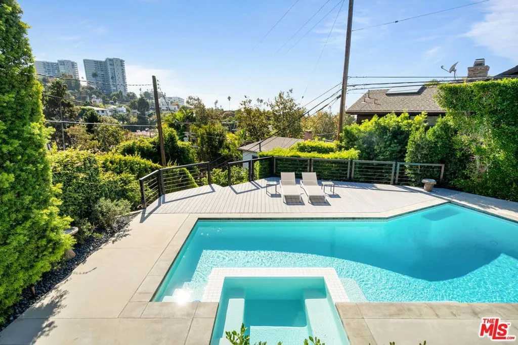 Santa Monica, California 90402, United States, 4 Bedrooms Bedrooms, ,3 BathroomsBathrooms,Residential,Active,240273