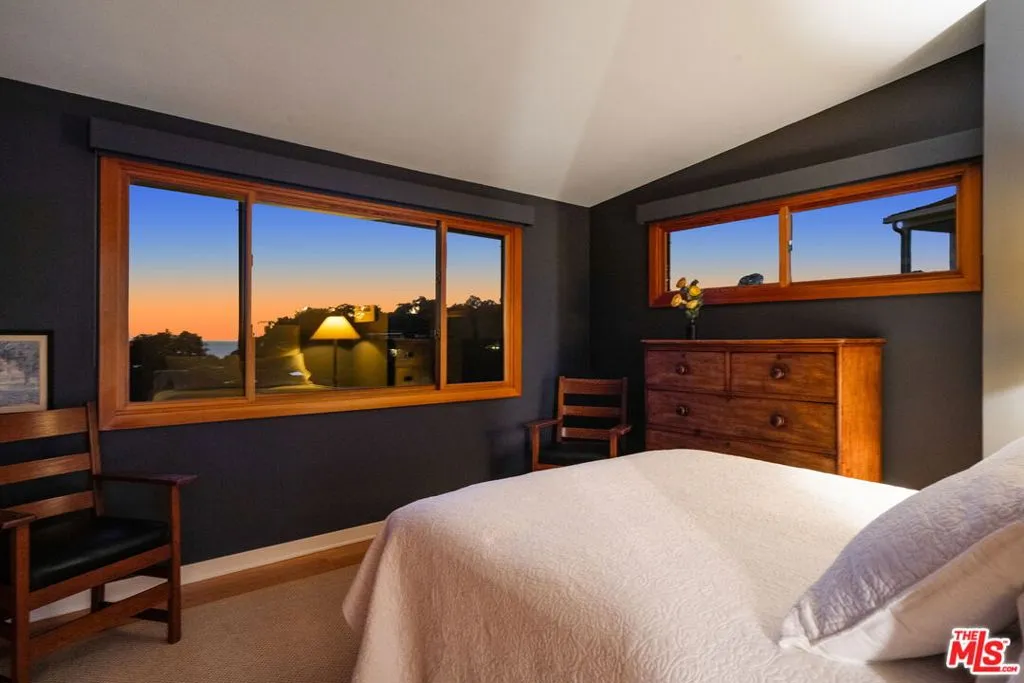 Santa Monica, California 90402, United States, 4 Bedrooms Bedrooms, ,3 BathroomsBathrooms,Residential,Active,240273