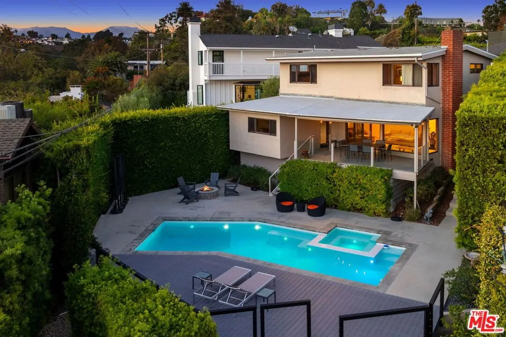 Santa Monica, California 90402, United States, 4 Bedrooms Bedrooms, ,3 BathroomsBathrooms,Residential,Active,240273