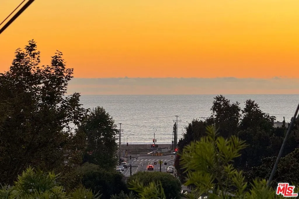 Santa Monica, California 90402, United States, 4 Bedrooms Bedrooms, ,3 BathroomsBathrooms,Residential,Active,240273