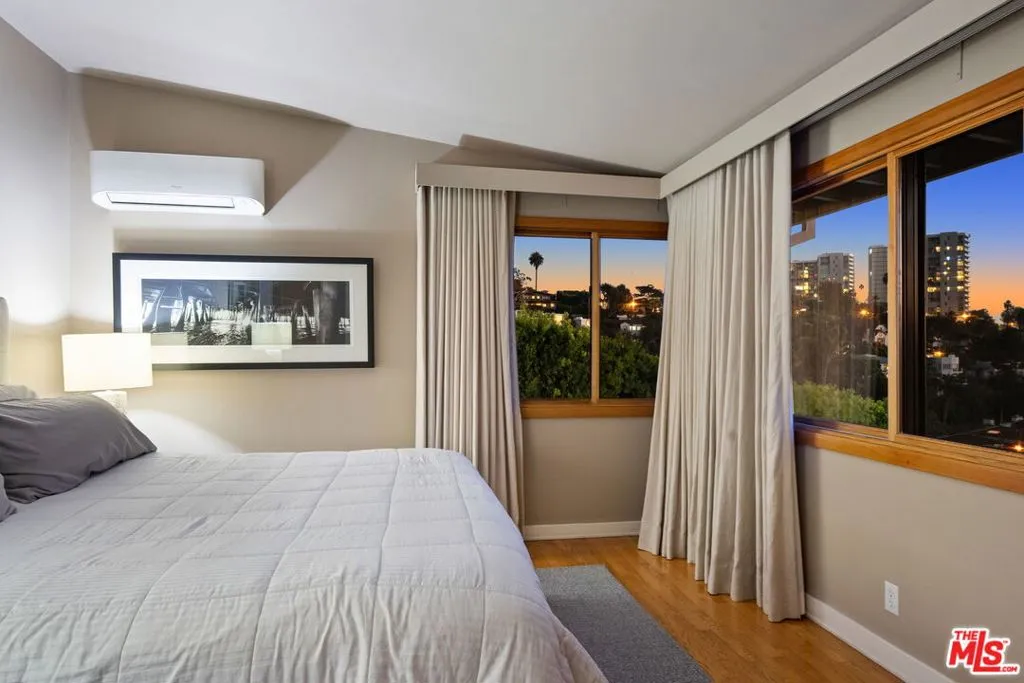 Santa Monica, California 90402, United States, 4 Bedrooms Bedrooms, ,3 BathroomsBathrooms,Residential,Active,240273