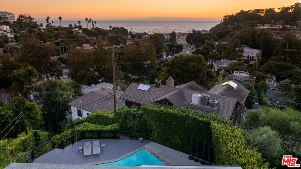 Santa Monica, California 90402, United States, 4 Bedrooms Bedrooms, ,3 BathroomsBathrooms,Residential,Active,240273