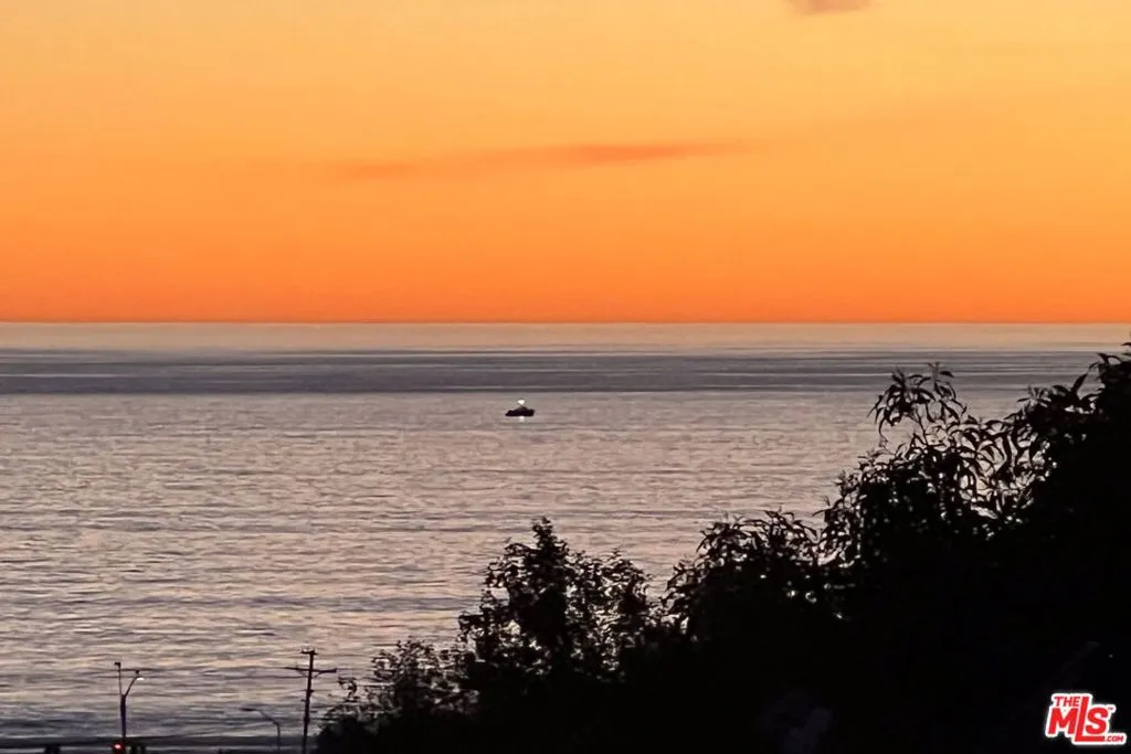 Santa Monica, California 90402, United States, 4 Bedrooms Bedrooms, ,3 BathroomsBathrooms,Residential,Active,240273