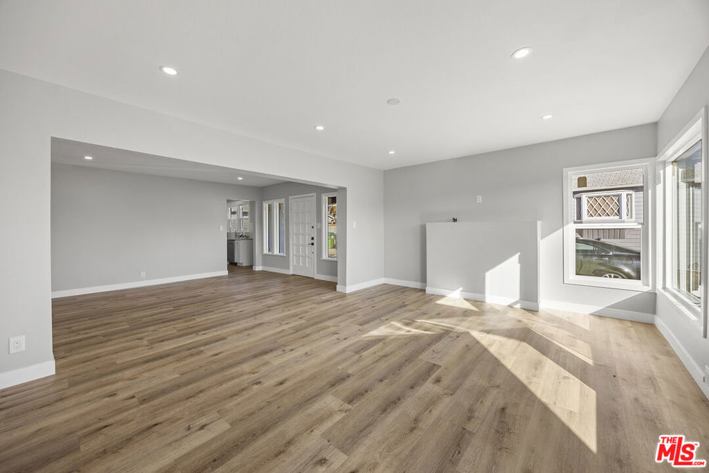 5465 S Victoria Avenue