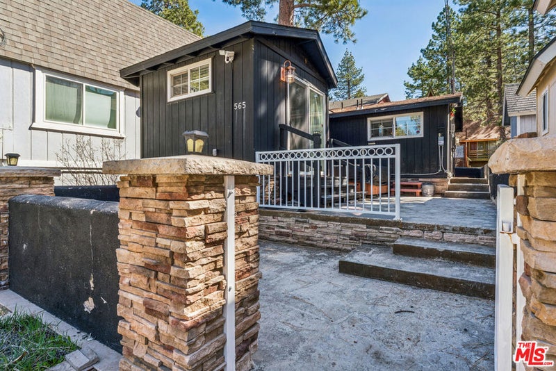 565 Lakewood Lane