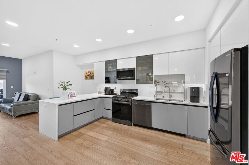 820 S Wilton Place 201