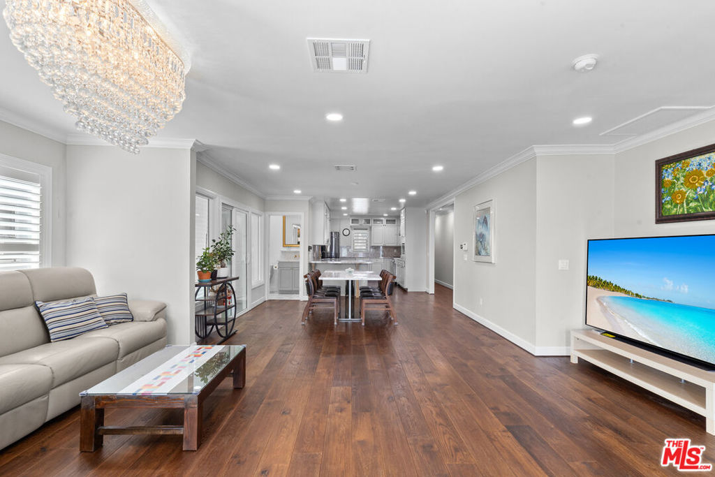 1043 S Victoria Avenue