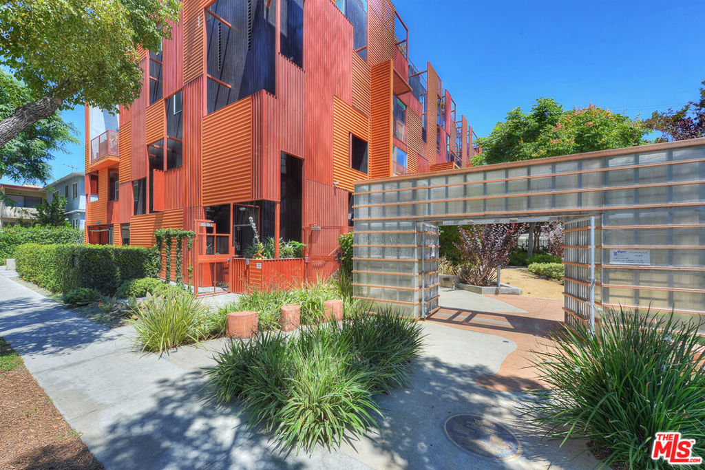 Properties 1 1140 N FORMOSA Avenue 7