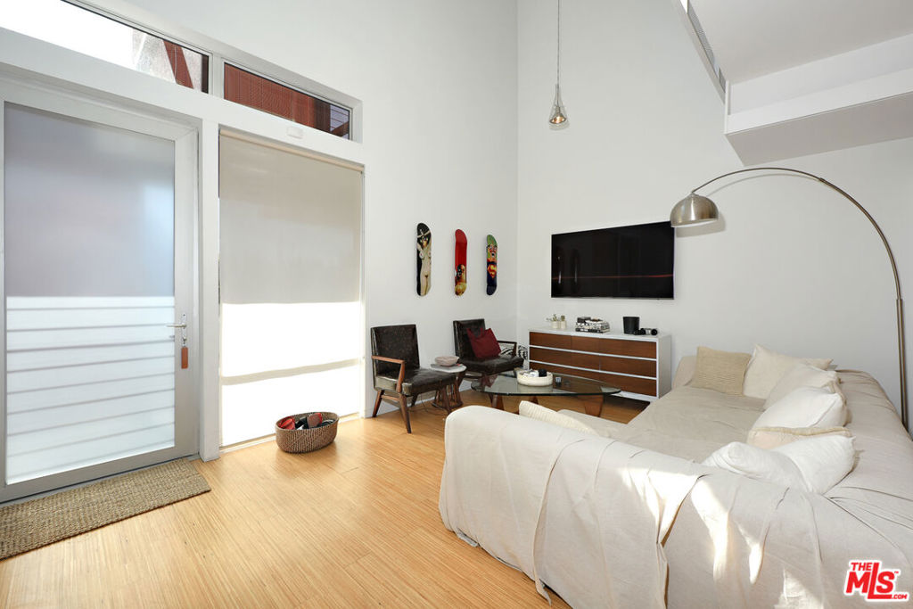 Properties 4 1140 N FORMOSA Avenue 7