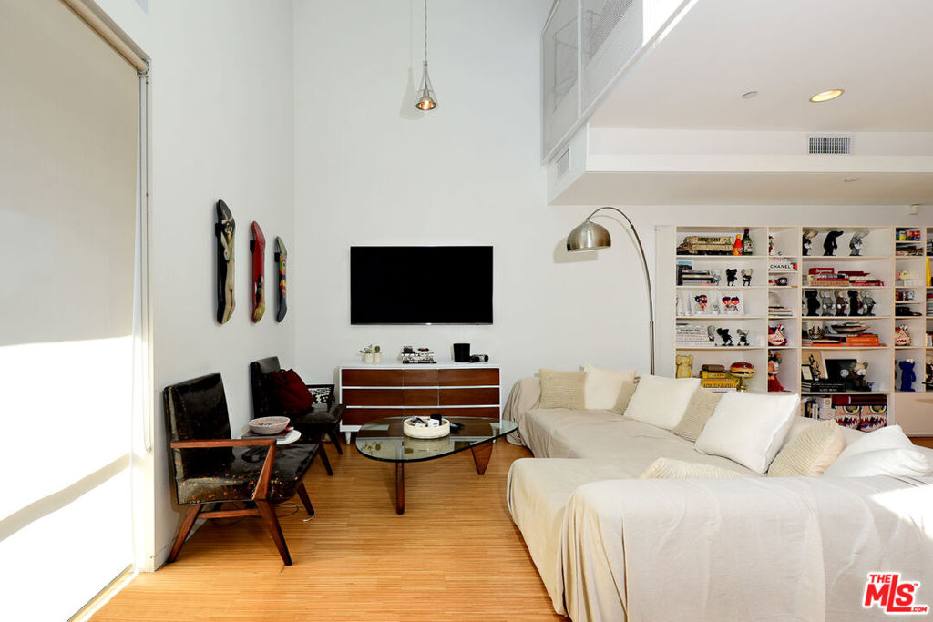 Properties 3 1140 N FORMOSA Avenue 7