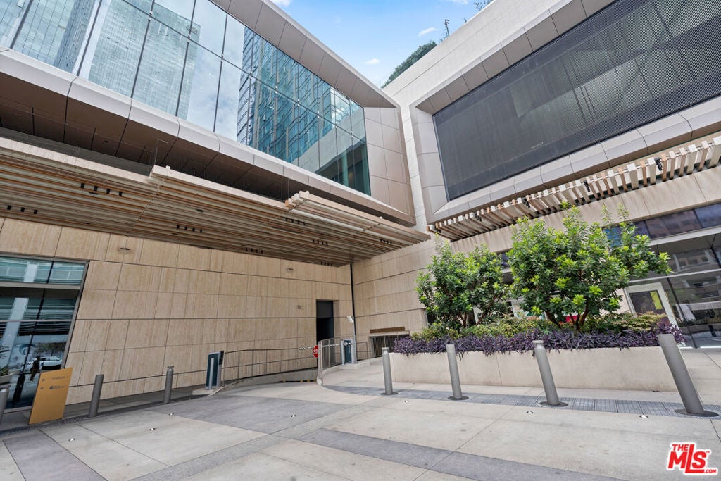 889 Francisco Street 3401