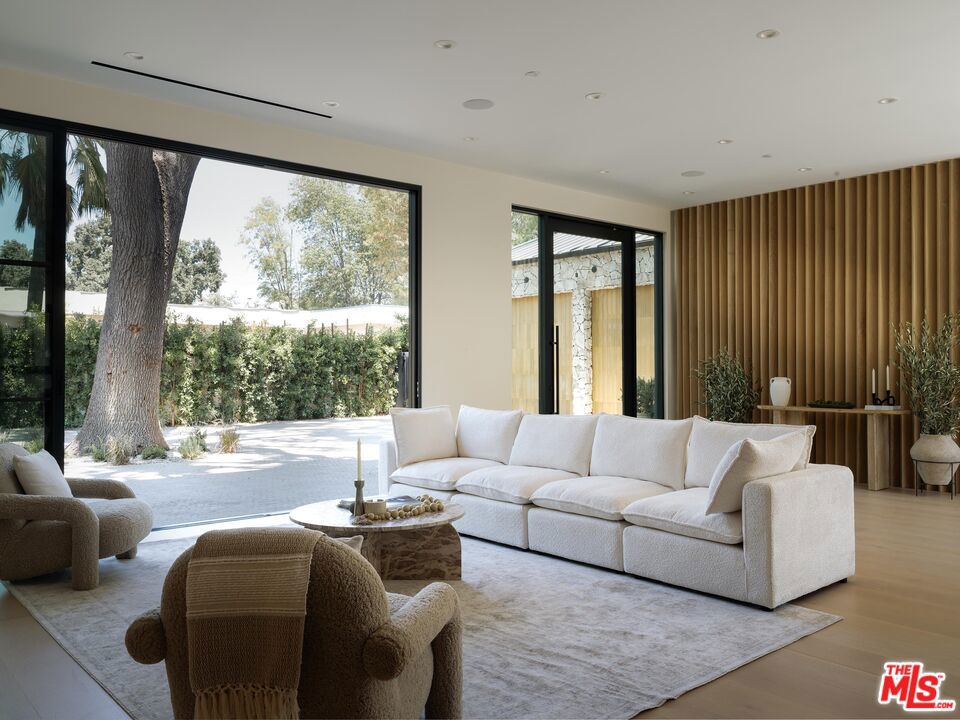 Properties 4 23346 Collins Street