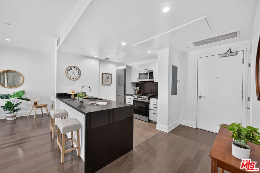 1700 Sawtelle Boulevard PH8