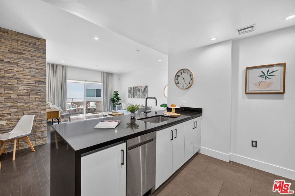 1700 Sawtelle Boulevard PH8