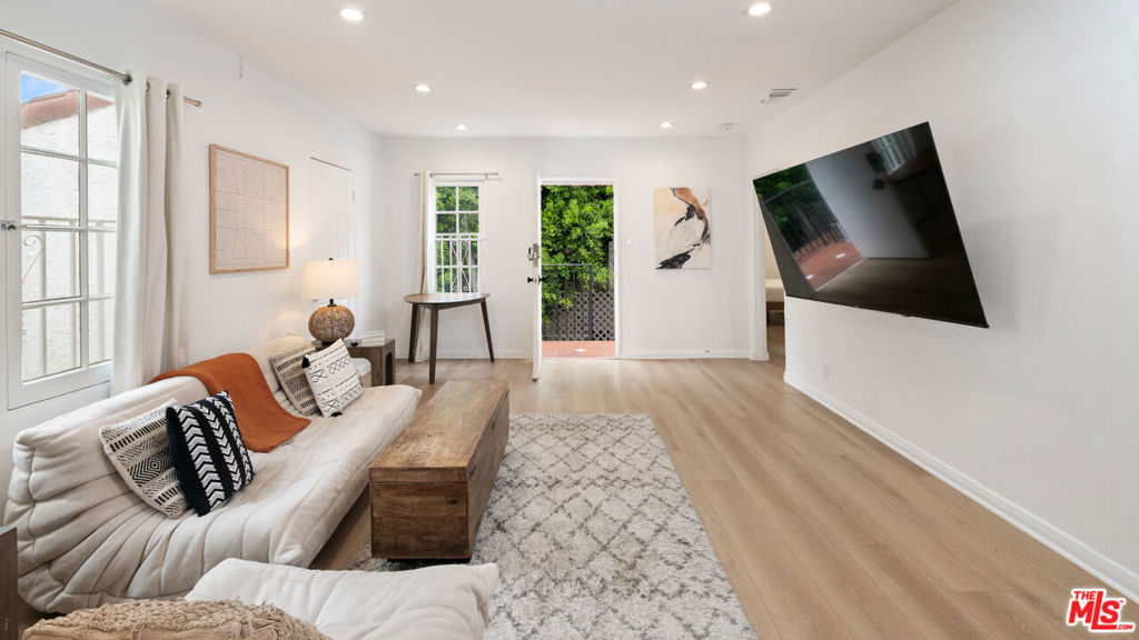 Properties 2 239 S Doheny Drive