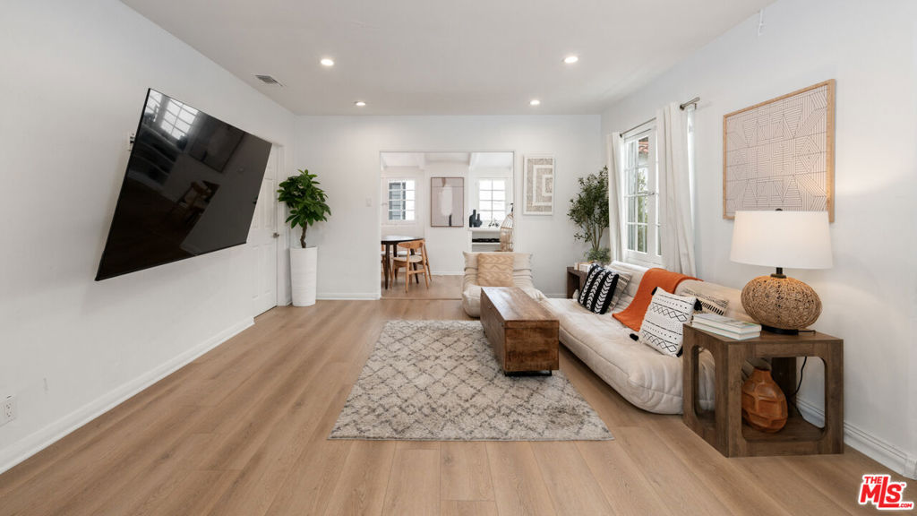 Properties 1 239 S Doheny Drive