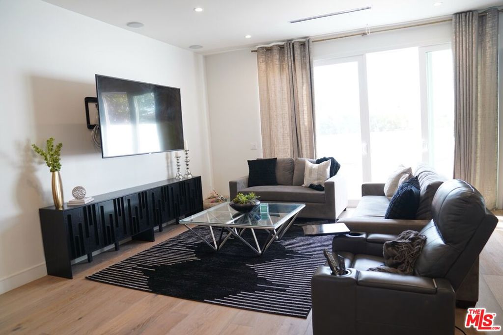 5611 S Sherbourne Drive