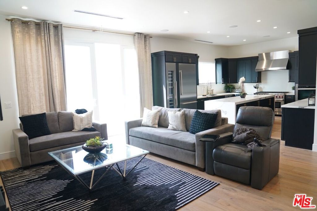 5611 S Sherbourne Drive