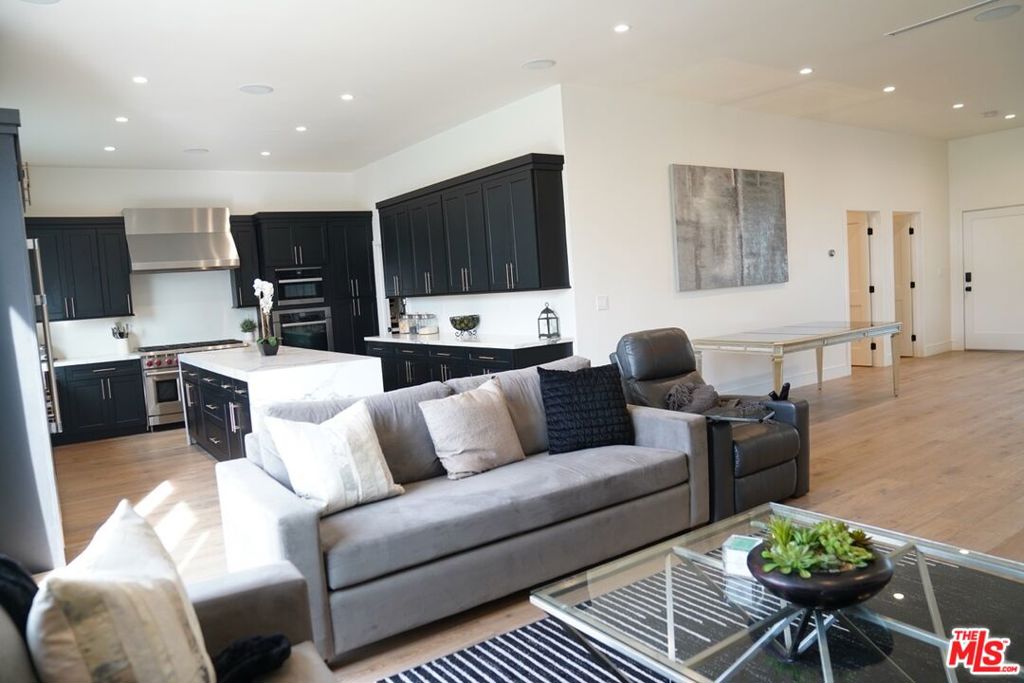 5611 S Sherbourne Drive