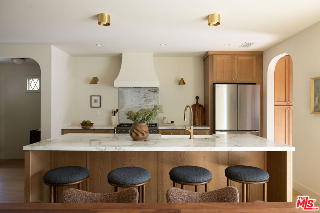 328 W Hillsdale Street