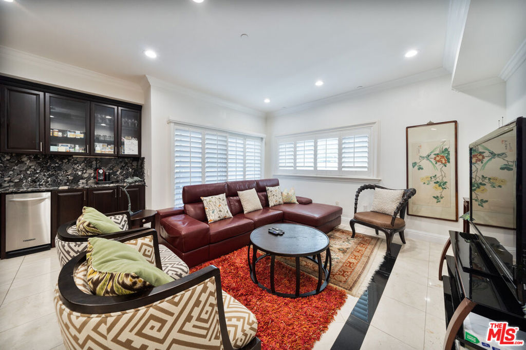 1043 S Kenmore Avenue 201