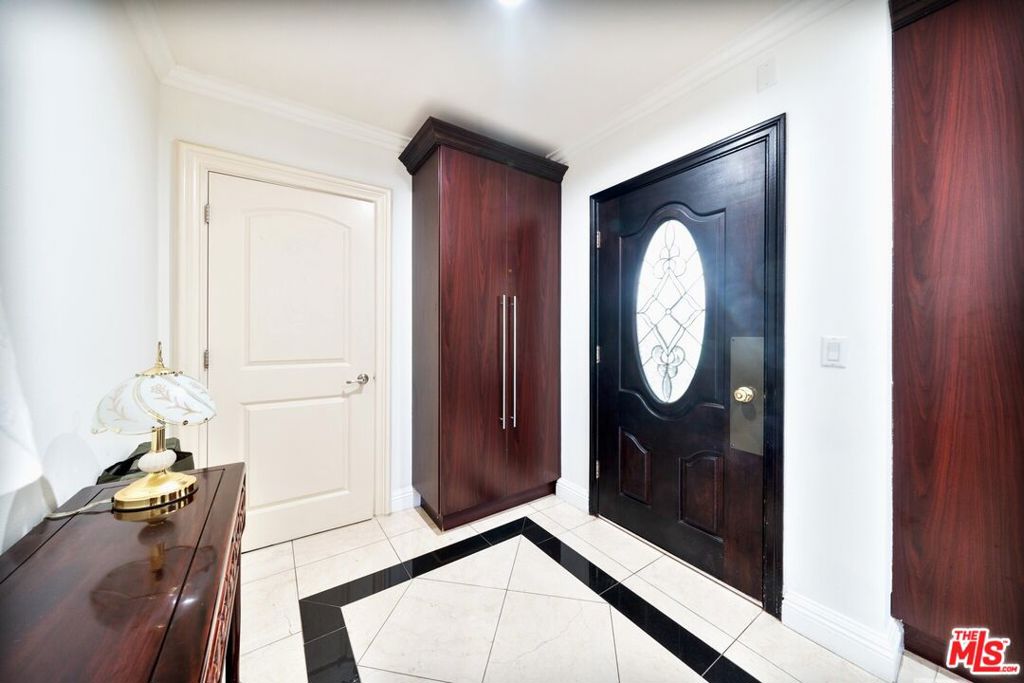 1043 S Kenmore Avenue 201