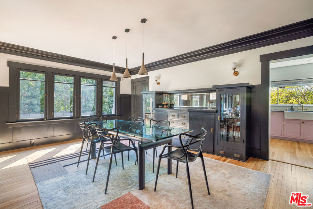 221 S St Andrews Place