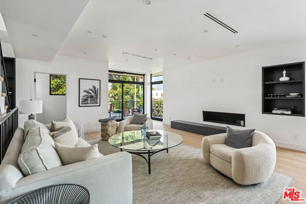 Los Angeles, California 90025, United States, 3 Bedrooms Bedrooms, ,4 BathroomsBathrooms,Residential,Active,229665