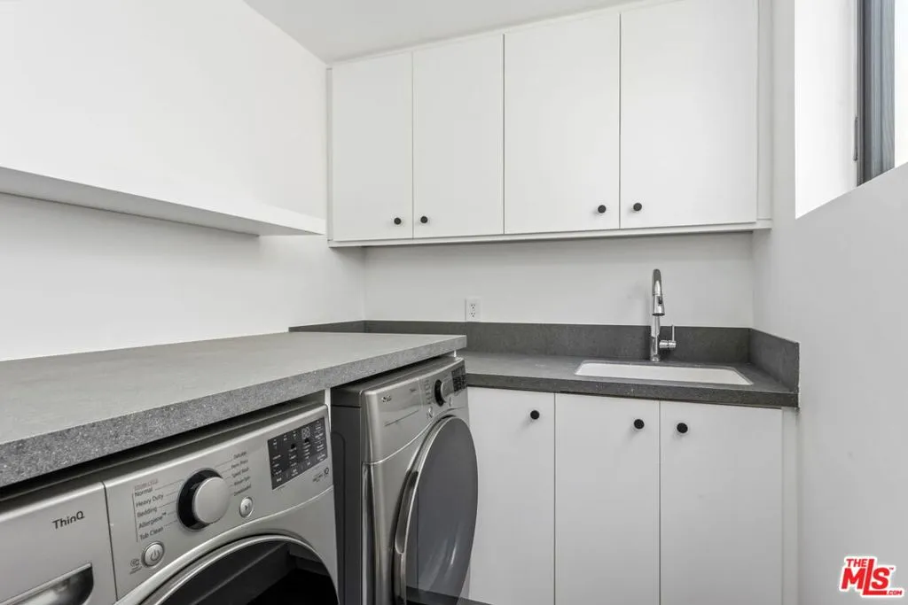 Los Angeles, California 90025, United States, 3 Bedrooms Bedrooms, ,4 BathroomsBathrooms,Residential,Active,229665