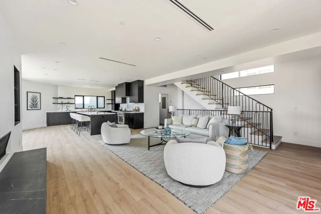 Los Angeles, California 90025, United States, 3 Bedrooms Bedrooms, ,4 BathroomsBathrooms,Residential,Active,229665