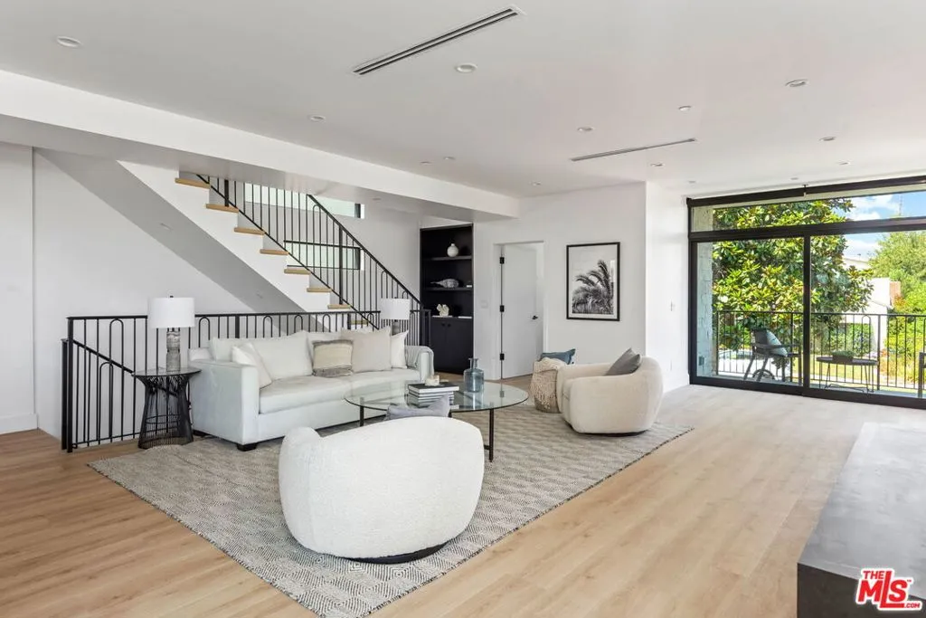 Los Angeles, California 90025, United States, 3 Bedrooms Bedrooms, ,4 BathroomsBathrooms,Residential,Active,229665