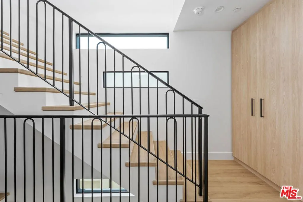 Los Angeles, California 90025, United States, 3 Bedrooms Bedrooms, ,4 BathroomsBathrooms,Residential,Active,229665