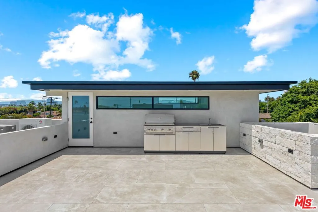 Los Angeles, California 90025, United States, 3 Bedrooms Bedrooms, ,4 BathroomsBathrooms,Residential,Active,229665